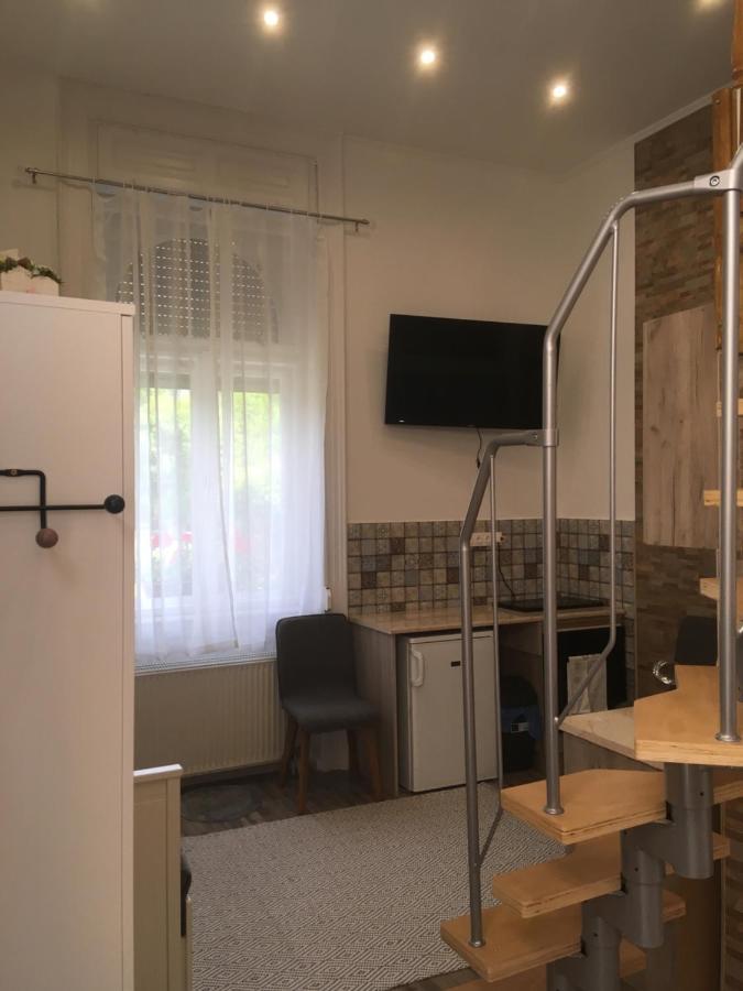 Mora Apartmanhaz * Кішкунфеледьгаза