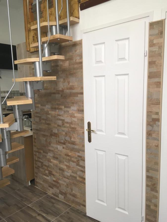 Апартаменти Mora Apartmanhaz Кішкунфеледьгаза